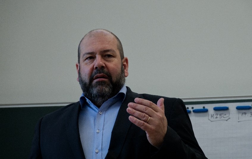 Lorenzetti während eines Klassenbesuchs; Foto: Melinda Widler