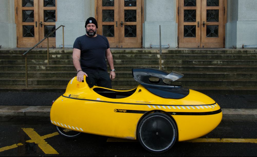André Lorenzetti mit seinem Liegevelo vor einem Eingang des Gymnasiums Kirchenfeld; Foto: Melinda Widler